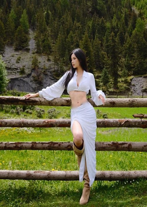 Cô nàng hiện tại có gần 1 triệu fan trên Instagram.