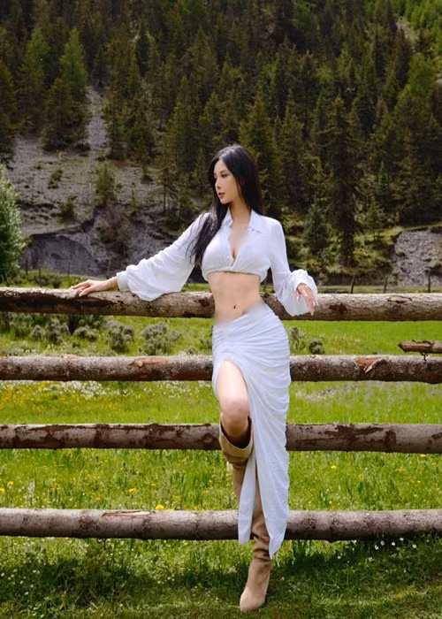 Cô nàng hiện tại có gần 1 triệu fan trên Instagram.