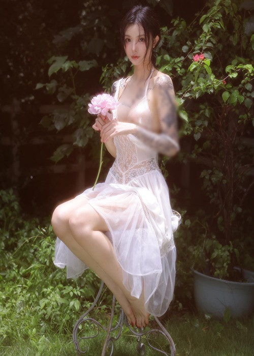 Cô nàng sinh năm 1994 được chú ý nhờ những hình xăm lớn trên cơ thể cùng vóc dáng cân đối quyến rũ, gương mặt xinh đẹp.