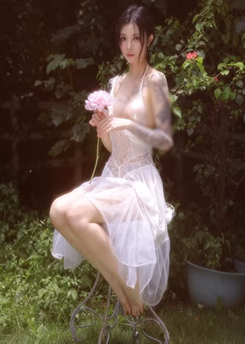 Cô nàng sinh năm 1994 được chú ý nhờ những hình xăm lớn trên cơ thể cùng vóc dáng cân đối quyến rũ, gương mặt xinh đẹp.