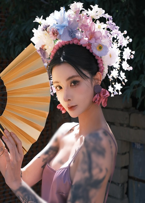 Các hình xăm của cô nàng có nhiều kích thước, chủ yếu tập trung trên hai tay.