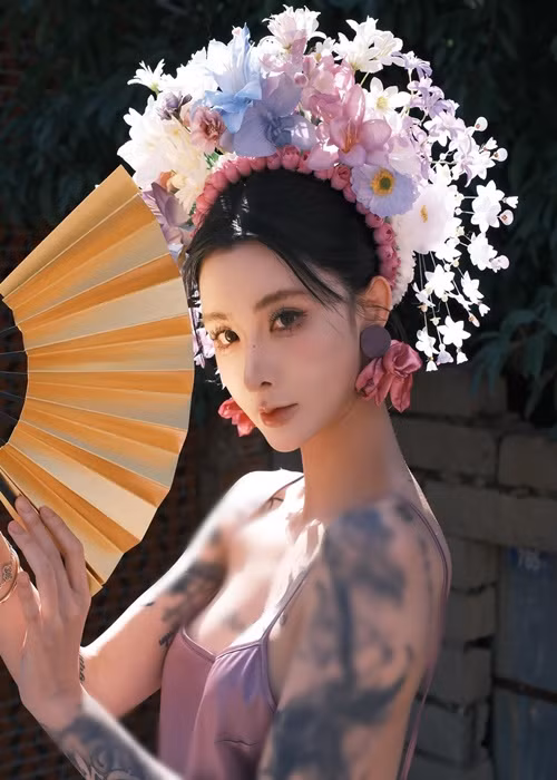 Các hình xăm của cô nàng có nhiều kích thước, chủ yếu tập trung trên hai tay.