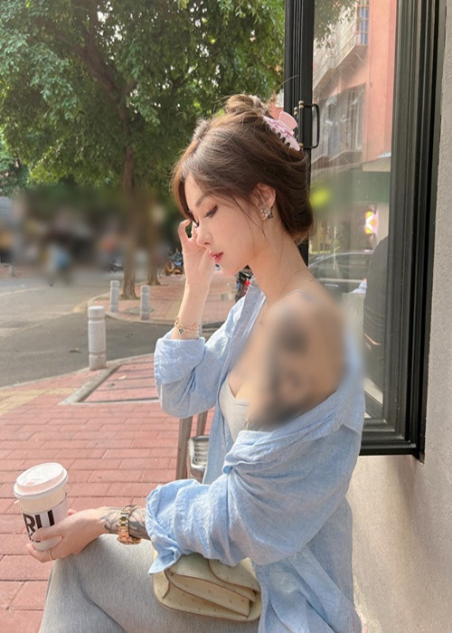 Hot girl sinh năm 1994 trẻ trung, gợi cảm khi xuống phố.