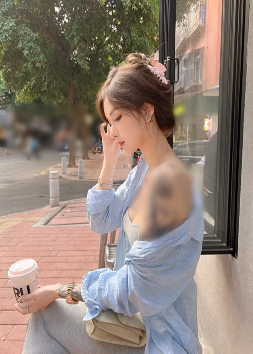 Hot girl sinh năm 1994 trẻ trung, gợi cảm khi xuống phố.
