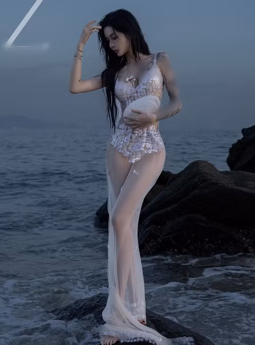 Kilig Kira khoe body gợi cảm với mốt xuyên thấu.