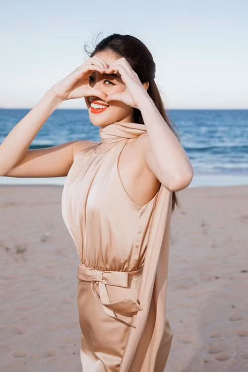 Khánh Vân từng hé lộ về một cuộc tình cũ trước khi đăng quang Hoa hậu Hoàn vũ Việt Nam 2019. Người đẹp cho biết, bạn trai cũ dễ thương, ga lăng và tốt bụng.