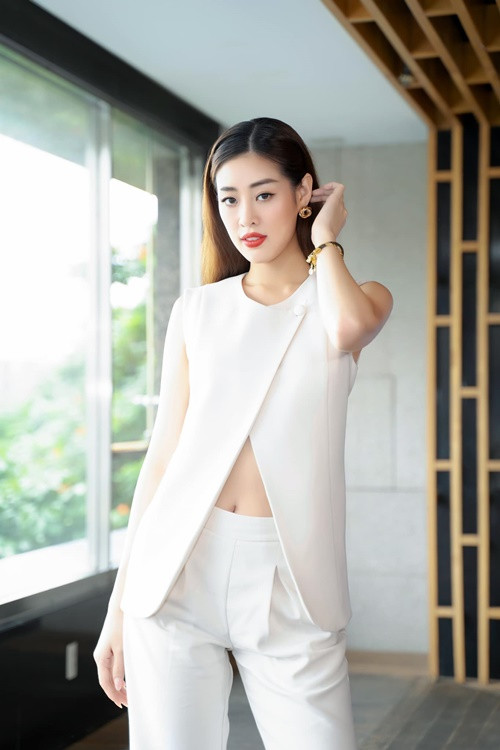 Trong tâm thư, Khánh Vân khẳng định, cô tuyệt đối không ủng hộ bất kỳ hành động nào gây ảnh hưởng tới fan, đồng nghiệp của cô. Khánh Vân cũng gửi lời xin lỗi đến tất cả những ai đã và đang bị ảnh hưởng bởi sự việc này.