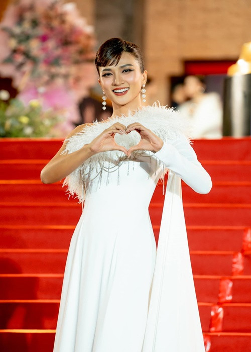 Vào tháng 3/2024, Kim Tuyến nhận danh hiệu nghệ sĩ ưu tú.