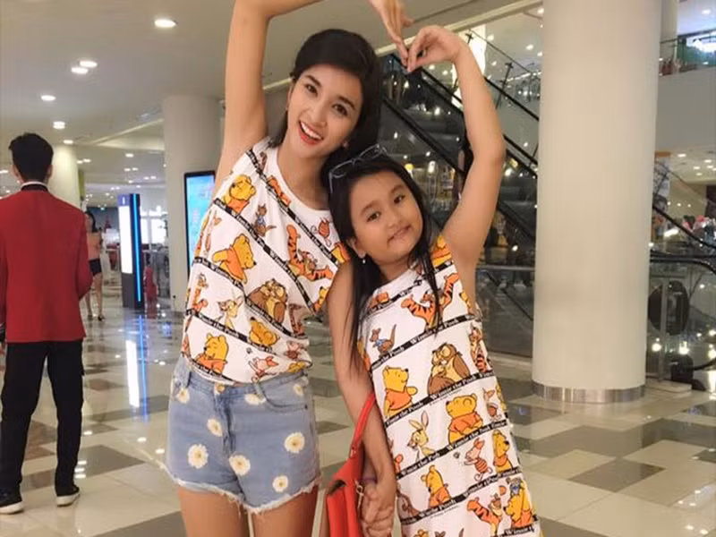 Năm 19 tuổi, diễn viên Kim Tuyến kết hôn rồi sinh con gái Gigi.