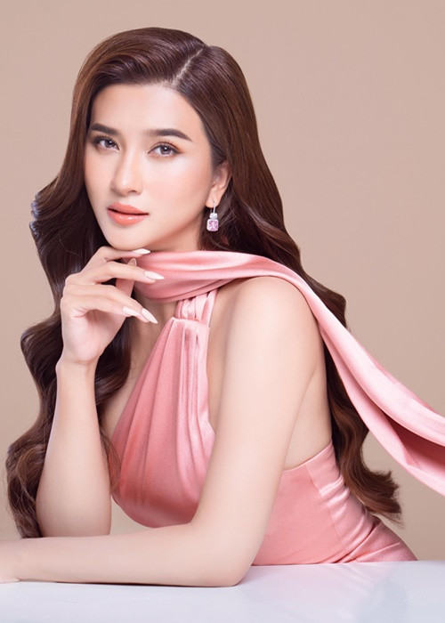 Cô ngày càng trẻ trung, gợi cảm.