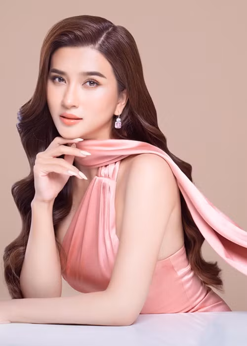 Cô ngày càng trẻ trung, gợi cảm.