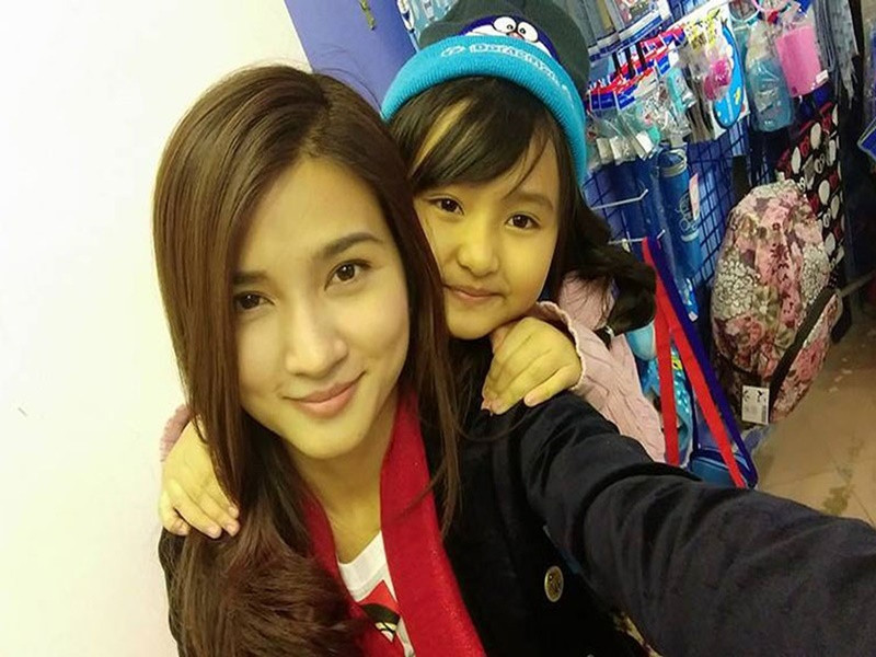 “Tôi từng ly hôn và mang tâm thế là một người mẹ đơn thân. Dù có đau khổ ra sao tôi vẫn hiểu được, mình sẽ chịu trách nhiệm hoàn toàn trong việc nuôi dạy và chăm sóc cho con. Chính vì những suy nghĩ này mà tôi luôn cố gắng thay đổi bản thân, mạnh mẽ từng ngày để làm chỗ dựa vững chắc cho con, để bảo vệ con”, Kim Tuyến chia sẻ trên Vietnamnet.