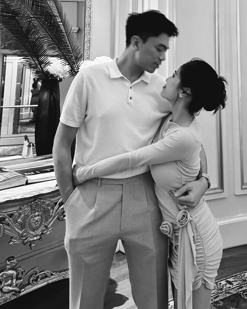 Vợ chồng Kiều Anh trao nhau ánh mắt đắm đuối.