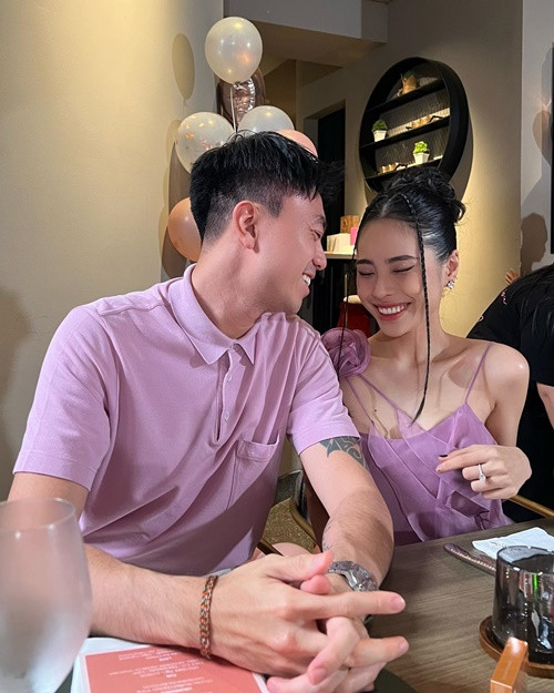 Cặp đôi dành cho nhau những lời ngọt ngào.