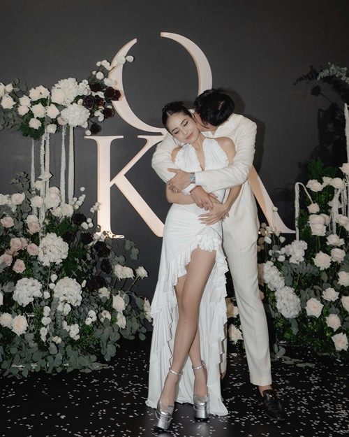 Cặp đôi dành cho nhau những nụ hôn ngọt ngào, vòng tay ấm áp.