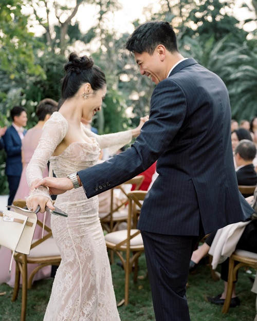 Quỳnh Văn gửi lời cảm ơn đến Kiều Anh dịp kỷ niệm 8 năm bên nhau. Anh viết: "Cảm ơn vợ, người "dạy" chồng biết yêu đi yêu lại một người. Cảm ơn vợ đã luôn đồng hành cùng chồng "ra khơi", cùng chồng căng buồm cho những ước mơ nhỏ bé của gia đình mình. Cảm ơn vợ luôn là người hoa tiêu trước những con sóng dữ bất ổn. Cảm ơn vợ luôn cho anh những cảm giác yên bình cầm lái trước những sóng gió. Năm thứ 8 "học yêu đi yêu lại một người", mong rằng sẽ mãi là học trò của khoá học trọn đời này".