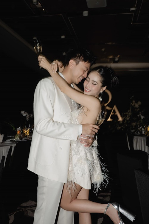 Có hai con chung, kết hôn được gần một thập kỷ, vợ chồng Kiều Anh vẫn mặn nồng như thời mới yêu.