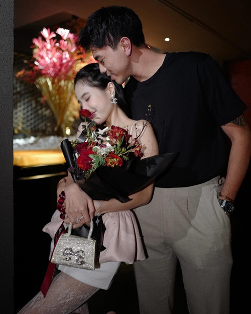 "Em có một người chồng, cũng là một người bạn rất thân. Người này đã cướp đi mọi cơ hội được trưởng thành của em, nhưng lại trao cho em vô vàn cơ hội để hạnh phúc. Chỉ cần nghe thấy tiếng của người này thôi, em sẽ thấy mình đang rất bình yên này, mình được bảo vệ một cách tuyệt đối rồi này và sẽ không phải sợ gì cả, rất nhiều cảm xúc đan xen khi em nghĩ đến người này, tim đập rất nhanh", Kiều Anh viết về bạn đời.