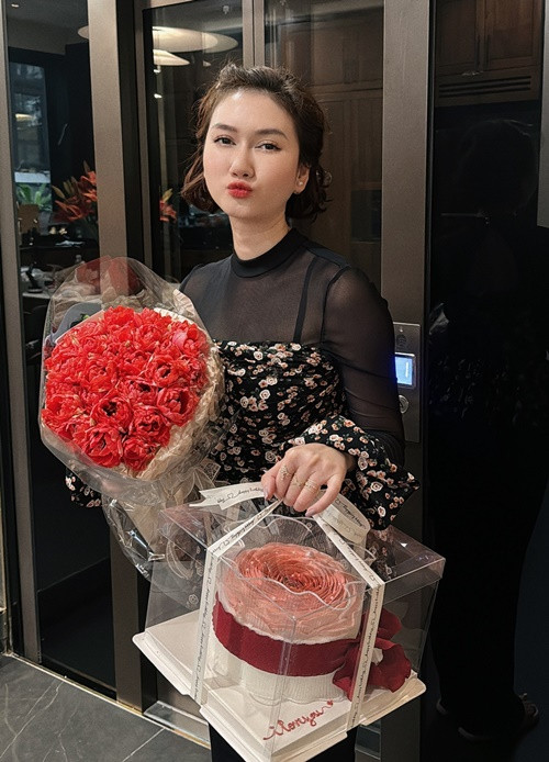 Nữ diễn viên được nửa kia tặng hoa và bánh ngày 8/3.