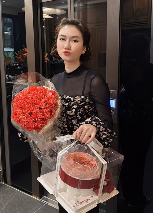 Nữ diễn viên được nửa kia tặng hoa và bánh ngày 8/3.