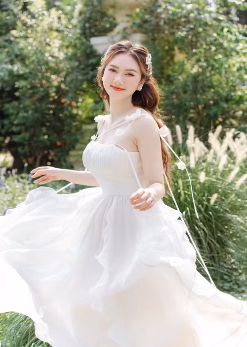 Nữ diễn viên phim "Mùa hoa tìm lại" khoe khéo vóc dáng gợi cảm.