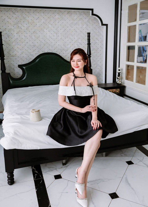 Vào tháng 5 vừa qua, bà mẹ một con vướng tin đồn bầu bí. Nhanh chóng, Hương Giang phủ nhận.