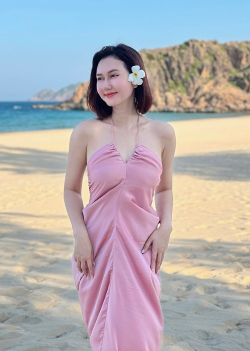 Hương Giang rạng rỡ, trẻ trung hơn sau khi công khai chuyện tình cảm.