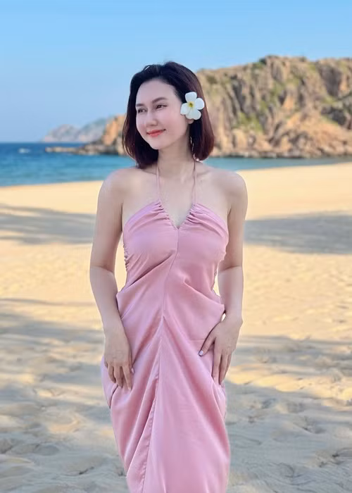 Hương Giang rạng rỡ, trẻ trung hơn sau khi công khai chuyện tình cảm.