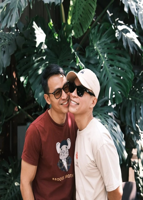 Sau gần 10 năm, tình yêu giữa Sơn Đoàn và Adrian Anh Tuấn dường như không thay đổi, thậm chí ngọt ngào hơn.