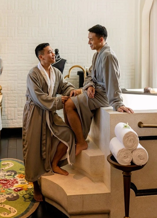 Cặp đôi từng chia sẻ trên Phụ Nữ Việt Nam, cả hai luôn đối thoại rất thẳng thắn với nhau tất cả mọi việc. Những gì hai người chưa vừa ý ở đối phương luôn được mang ra để thảo luận. Nhờ vậy, hôn nhân của Adrian Anh Tuấn và Sơn Đoàn ngày càng bền chặt.