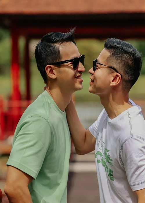 Doanh nhân Sơn Đoàn luôn hỗ trợ người bạn đời thực hiện các show thời trang.