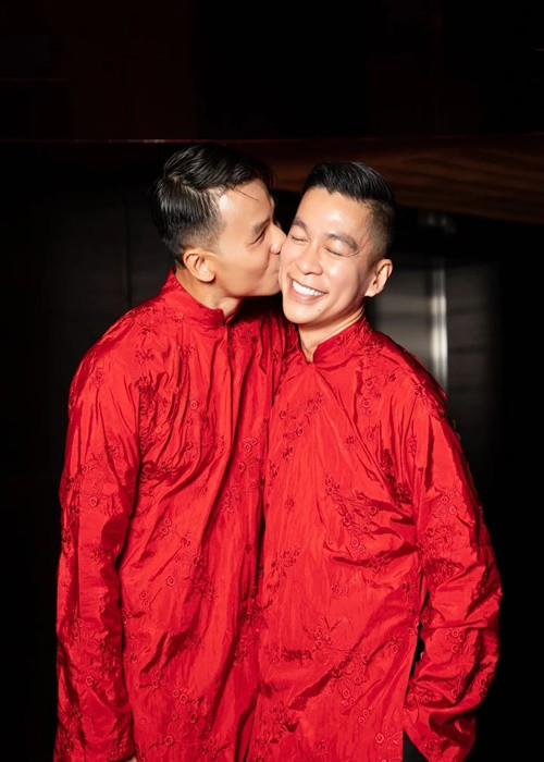 Trang cá nhân của cặp đôi ngập tràn hình ảnh tình tứ giữa hai người.