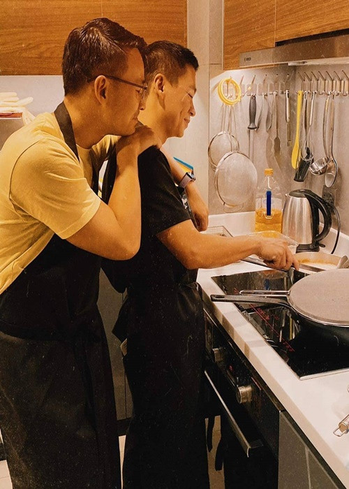 Cặp đôi thay nhau chăm sóc vườn cây, chơi đùa cùng cún cưng. Đến bữa, Sơn Đoàn thường nấu ăn.