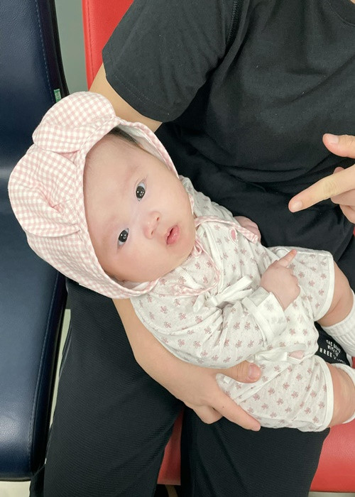 Con gái Sam mang hai dòng máu Việt Nam và Hàn Quốc.