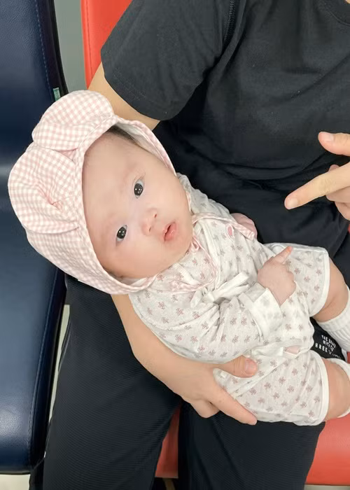 Con gái Sam mang hai dòng máu Việt Nam và Hàn Quốc.