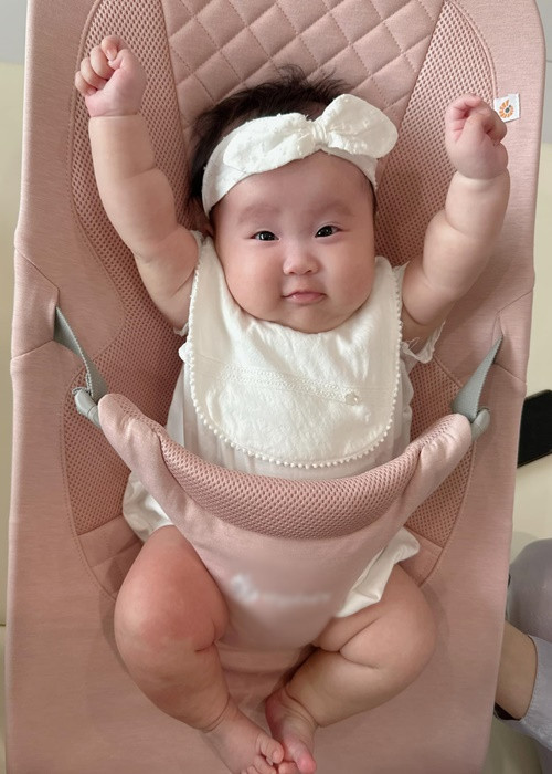 Bé Ijin có nhiều biểu cảm dễ thương "đốn tim" người nhìn.