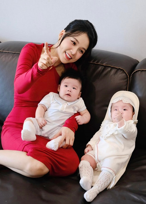 Trước đó, Sam chia sẻ khoảnh khắc con gái biết bắt chước động tác của mẹ.