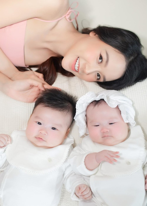 Chồng Sam đang sống và làm việc tại Việt Nam. Anh từng hủy hết công việc để ở nhà với Sam giúp cô cảm thấy yên tâm và luôn có người chăm sóc lúc cô bị trầm cảm sau sinh.