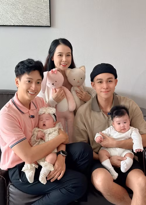 “Không biết giống ai mà sao biết mê trai đẹp. Lần đầu gặp gỡ mà cứ ngỡ cô ấy và anh ấy đã quen từ lâu. Chú ơi mang con về nhà nuôi đi”, Sam hài hước chia sẻ.