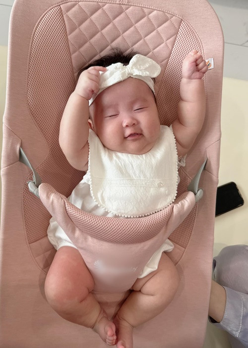 Trên trang cá nhân, Sam vừa khoe loạt ảnh hài hước của ái nữ.