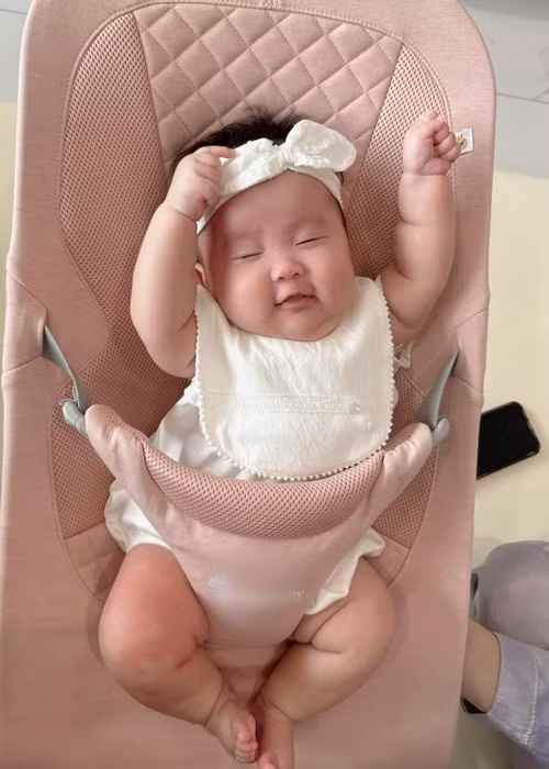 Trên trang cá nhân, Sam vừa khoe loạt ảnh hài hước của ái nữ.