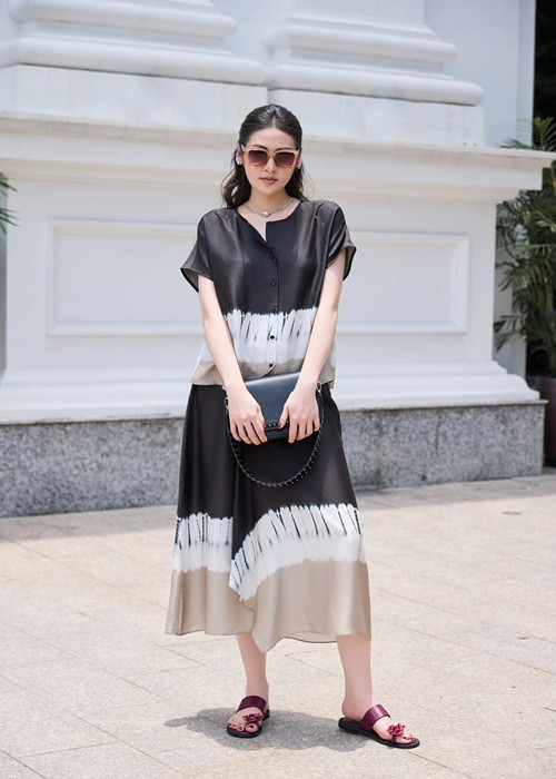 Người đẹp sinh năm 1993 mặc váy suông, sử dụng phụ kiện hàng hiệu khi xuống phố.