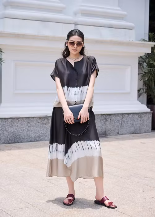 Người đẹp sinh năm 1993 mặc váy suông, sử dụng phụ kiện hàng hiệu khi xuống phố.