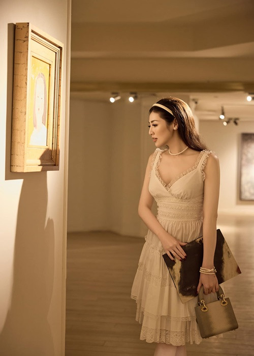 Nàng hậu đăng ảnh tham gia một sự kiện mới đây cùng con trai.