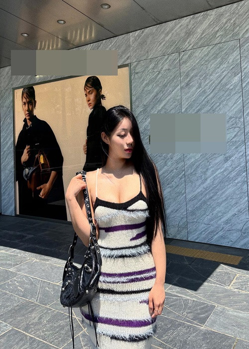 Cô nàng sở hữu thân hình đầy đặn nhưng không kém phần gợi cảm với vòng một và vòng ba trên một mét.