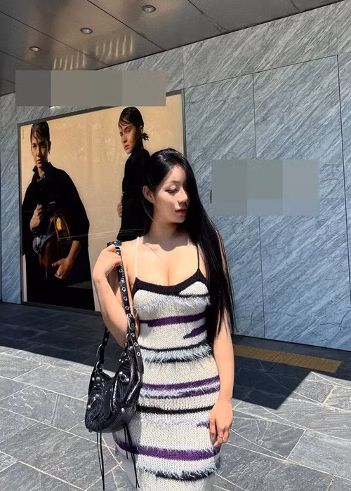 Cô nàng sở hữu thân hình đầy đặn nhưng không kém phần gợi cảm với vòng một và vòng ba trên một mét.