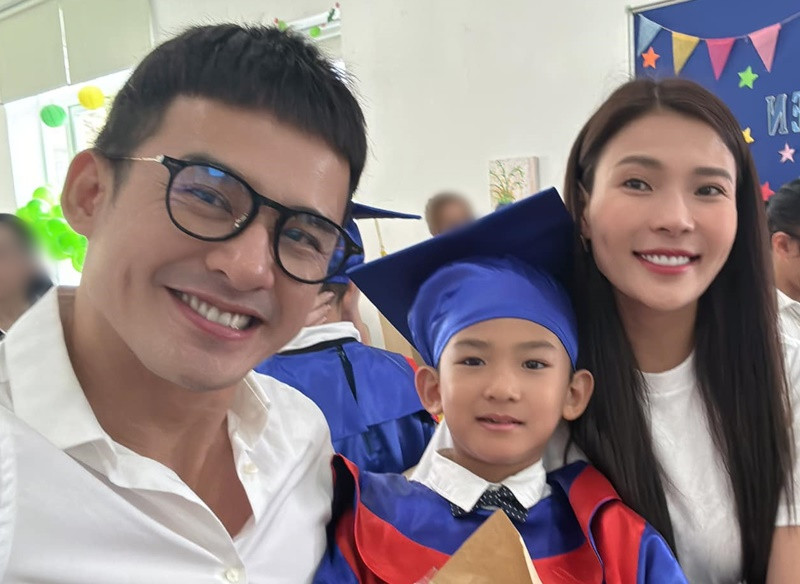 Vợ chồng Lương Thế Thành dự lễ tốt nghiệp mầm non của con trai.