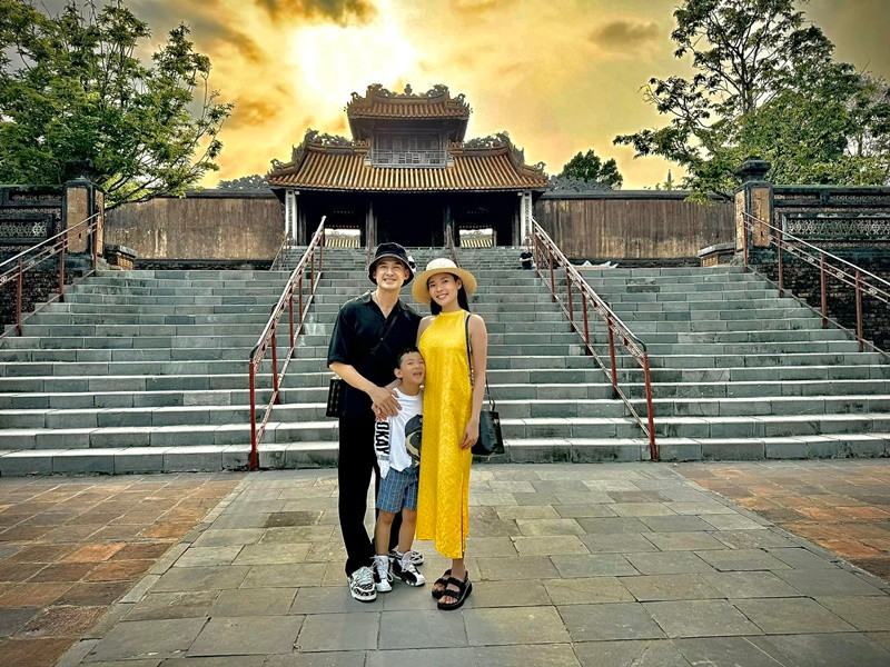 Lương Thế Thành đưa con trai đi du lịch Huế đồng thời gặp vợ đang quay phim.