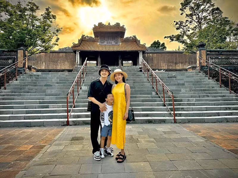 Lương Thế Thành đưa con trai đi du lịch Huế đồng thời gặp vợ đang quay phim.