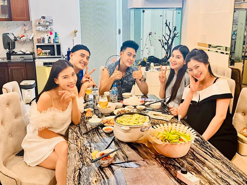 "Hiện tại, cả hai vợ chồng đều sống và làm việc tại Việt Nam và nhóc tỳ cũng sống cùng ba mẹ. Sau này con có học giỏi không, có đi du học không thì mọi thứ ở tương lai. Hiện tại, mình làm mọi thứ tốt nhất để con mình có một môi trường học tập tốt ở Việt Nam", Saostar dẫn lời Thúy Diễm.